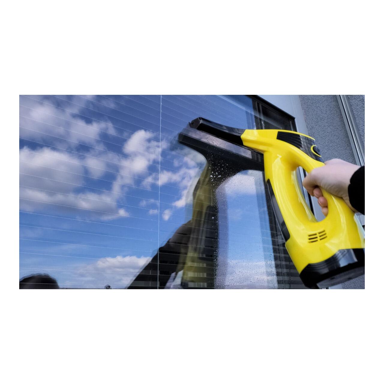Aspirator de geamuri cu acumulator Strend Pro folosit pe o fereastra