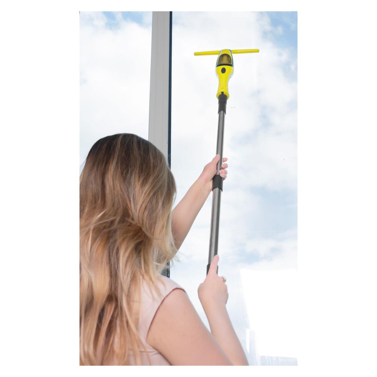 Aspirator de geamuri Strend Pro cu coada telescopica folosit la o fereastra inalta