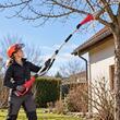Drujba electrica pentru crengi cu maner telescopic Worcraft la taierea unei crengi de langa casa