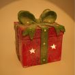 Decoratiune Craciun, cadou cu fundita, cu stelute, rosu si verde, LED, 23.5x23.5x29 cm