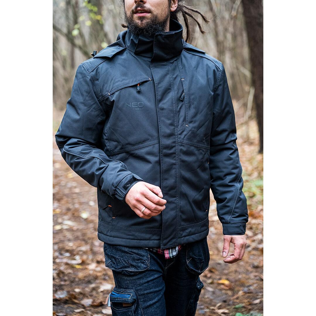 Geaca de lucru NEO Outdoor purtata in padure, cu gulerul inalt ridicat