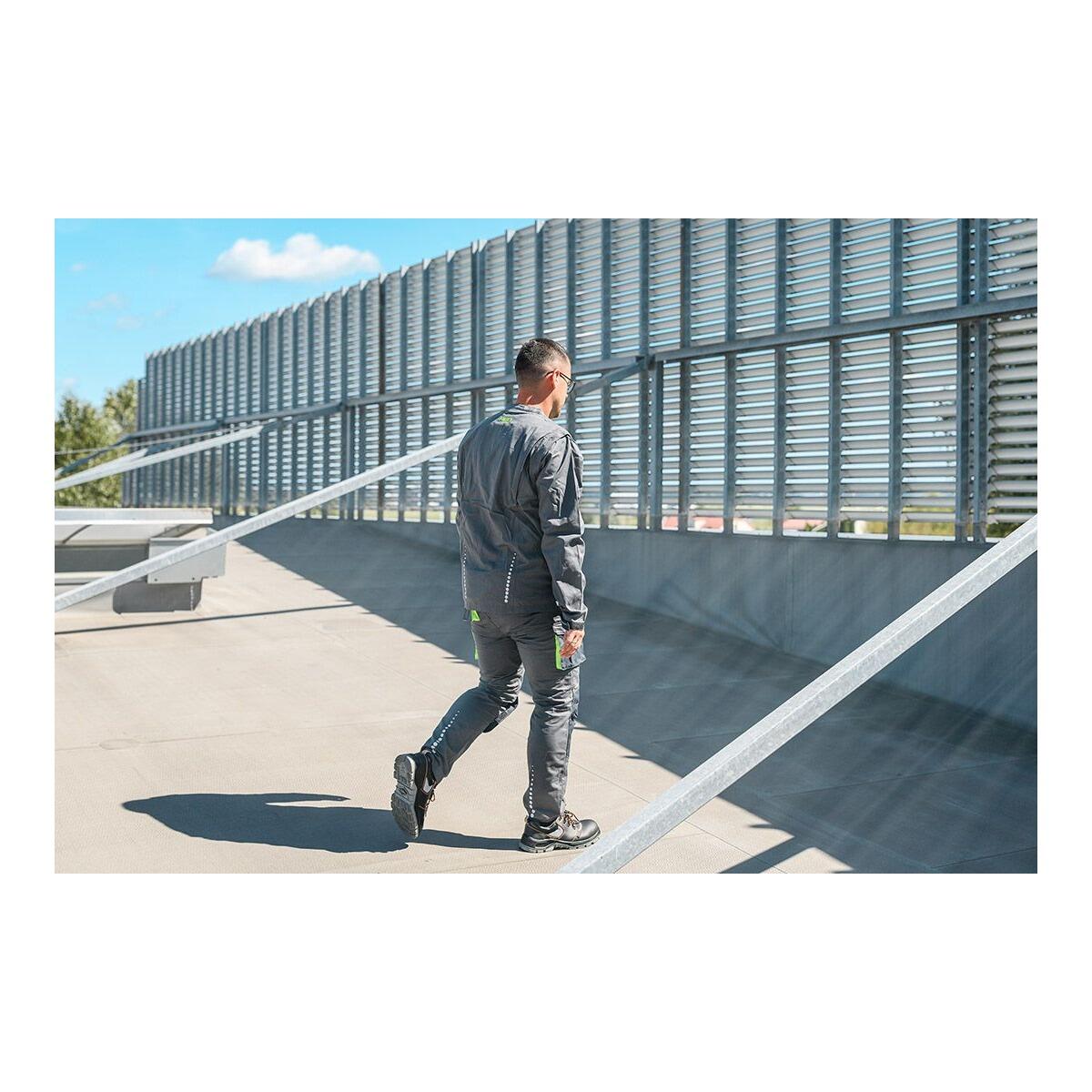 Geaca de lucru Premium ripstop NEO purtata in exterior