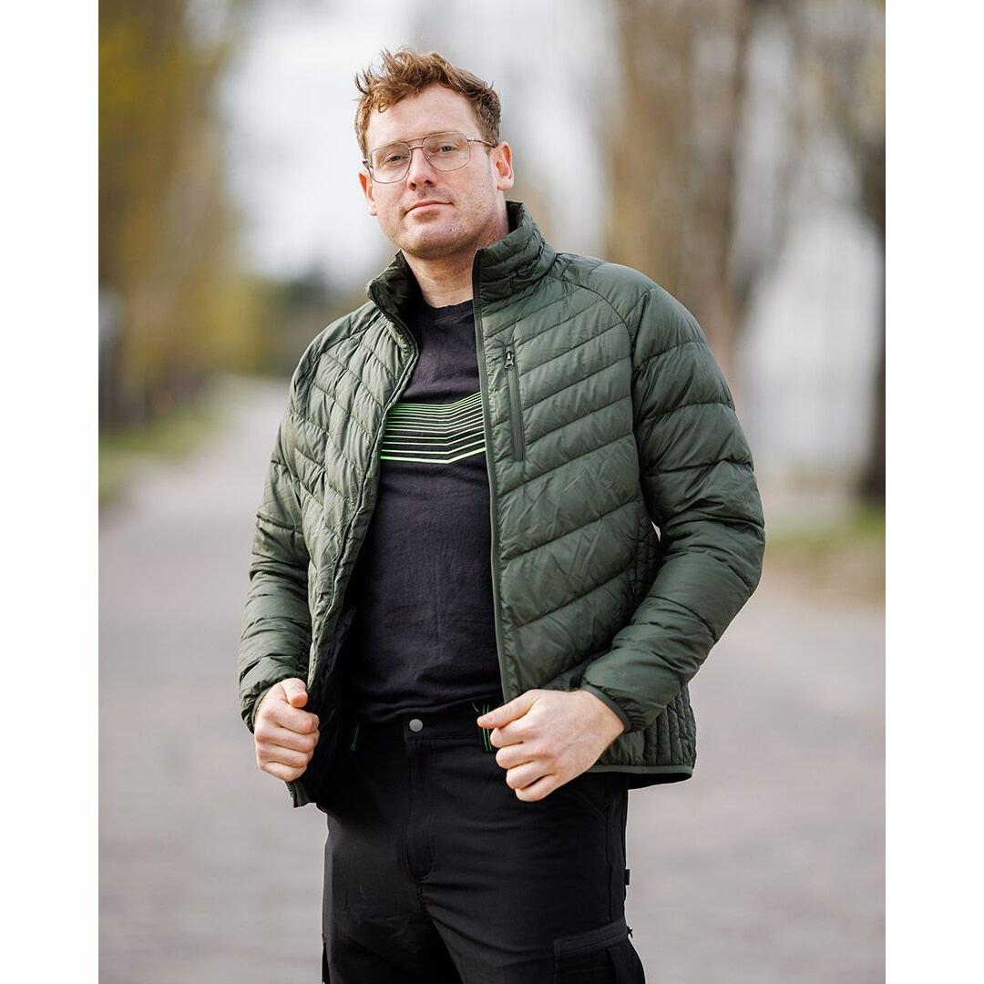 Geaca de lucru matlasata NEO Mix&Match verde inchis purtata pe strada, cu fermoarul deschis