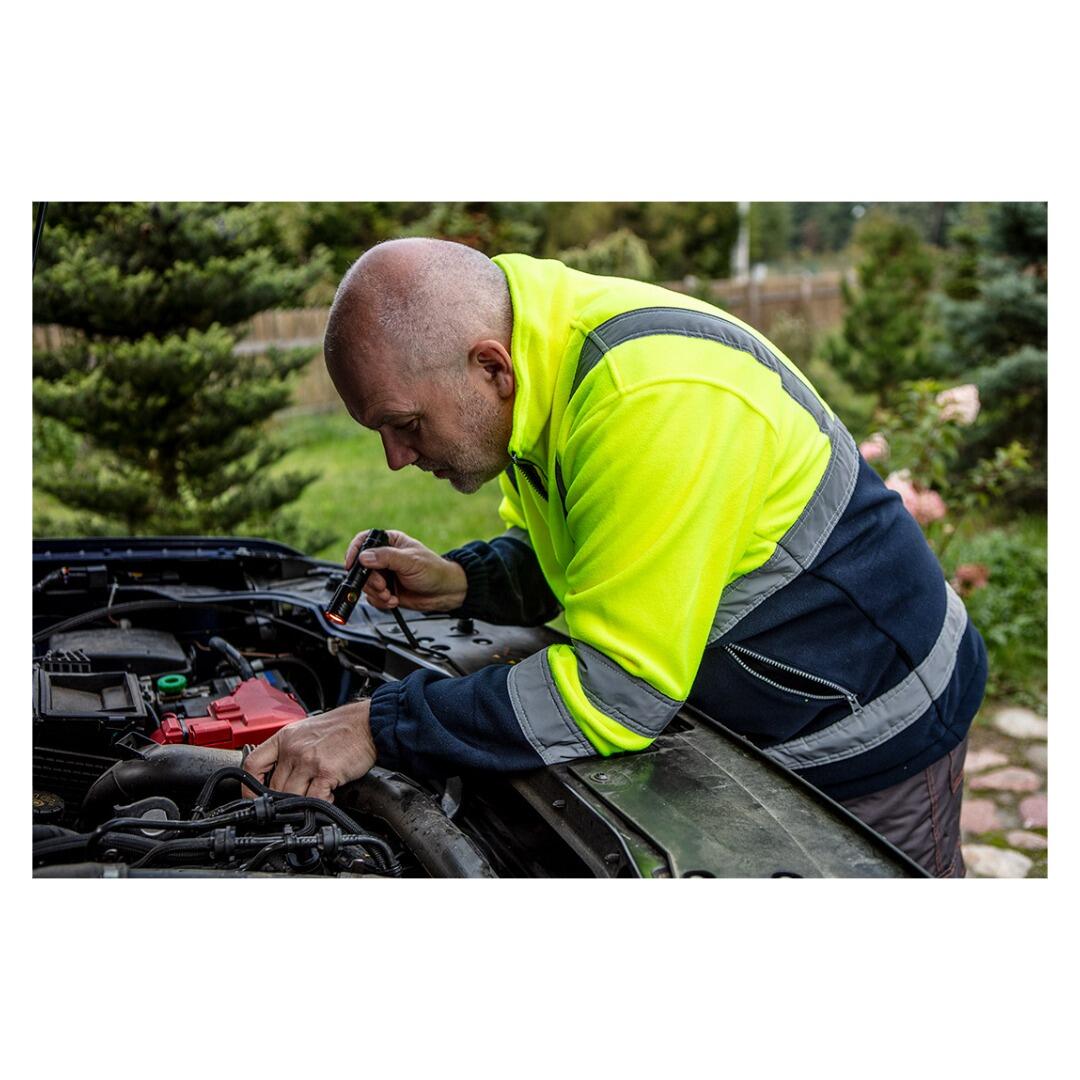 Mecanic purtand geaca reflectorizanta NEO Visibility la lucru