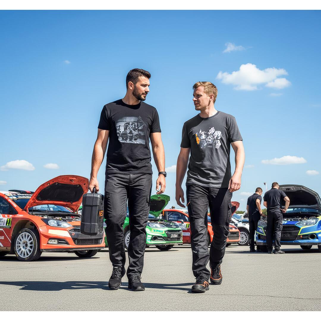 Pantalonii de lucru elastici NEO Mix&Match negru si verde purtati in exterior