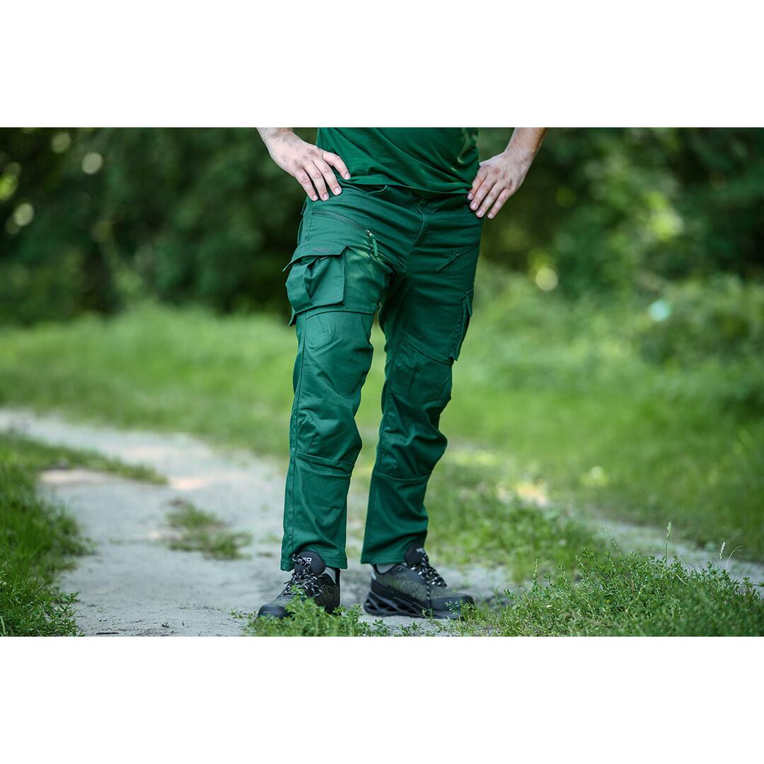 Pantalonii de lucru jogger NEO Outdoor verzi purtati in natura