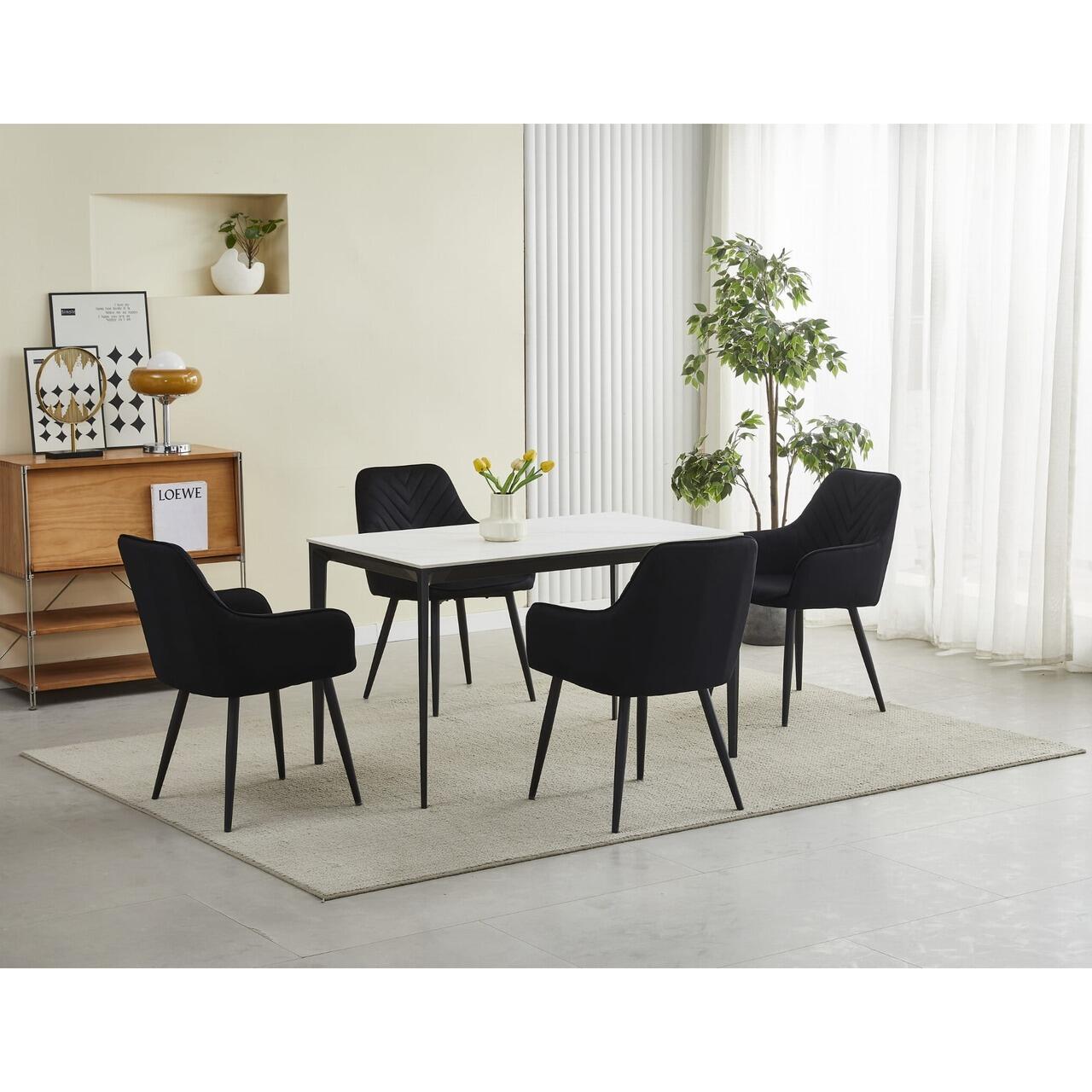 Set 2 scaune tip fotoliu Artool Nana din catifea neagra la o masa de dining