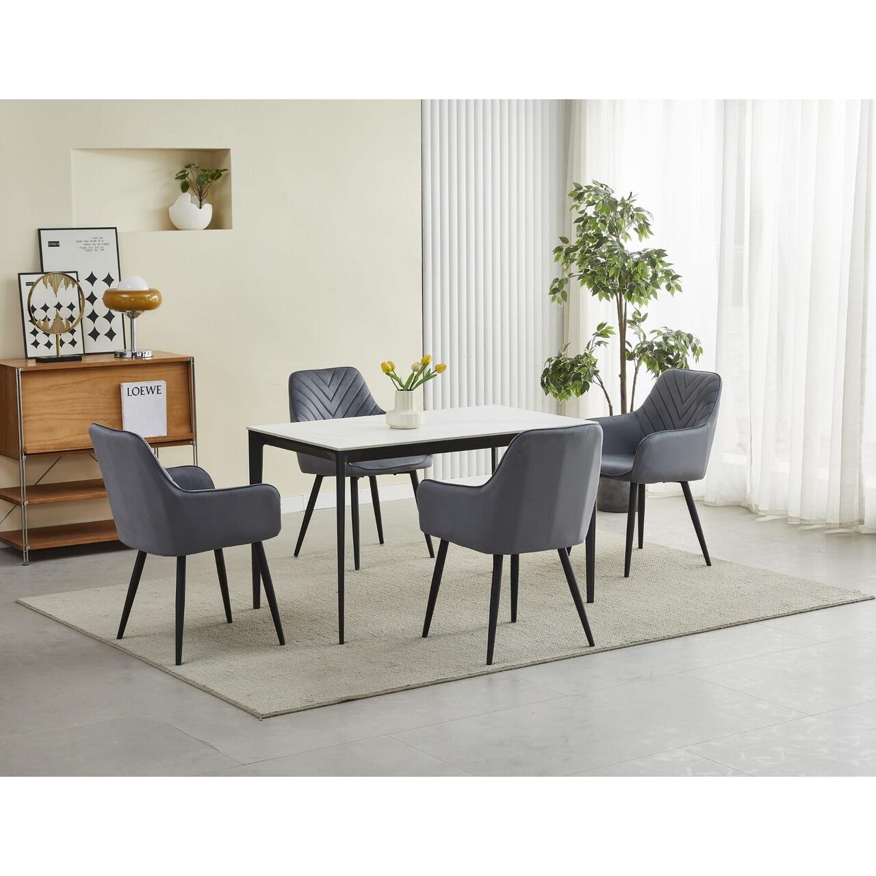 Scaune Nana din catifea gri inchis cu picioare metalice negre la o masa de dining