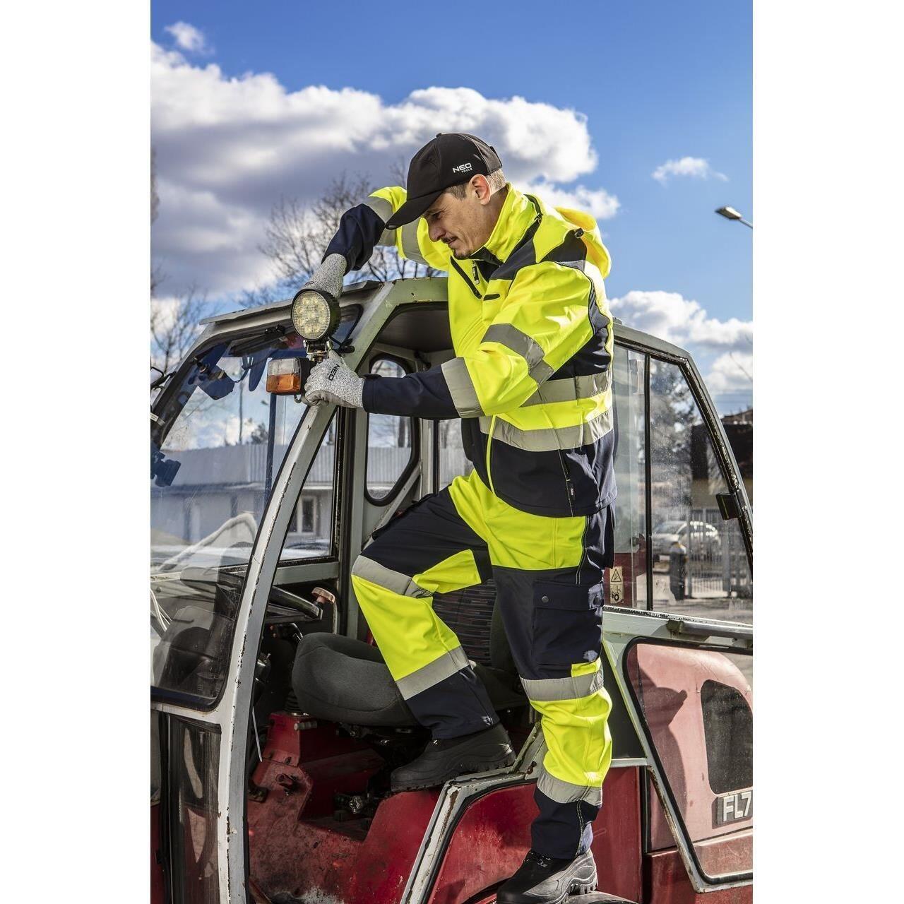 Muncitor imbracat cu geaca si pantaloni reflectorizanti softshell NEO Visibility