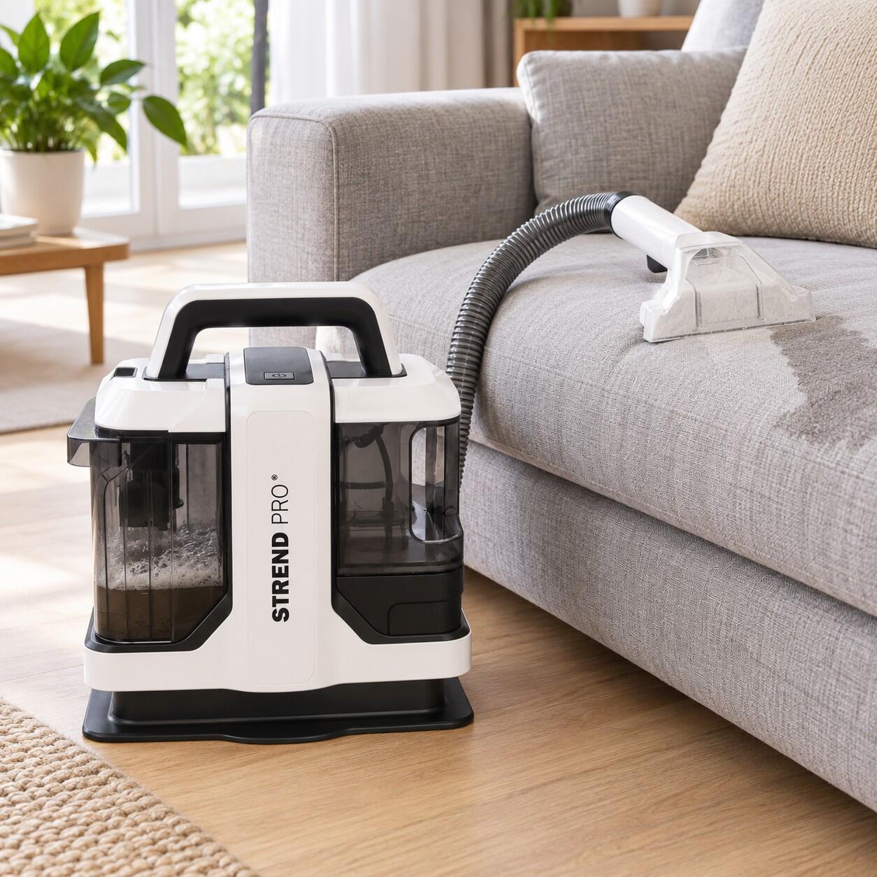 Aspirator cu spalare Strend Pro folosit pentru curatarea unei canapele