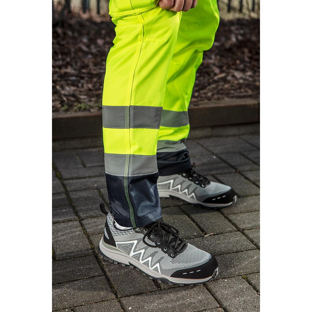 Benzi reflectorizante si insertii inchise la culoare la tivul pantalonilor NEO Visibility